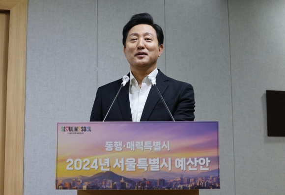 오세훈 서울시장이 1일 오전 중구 서울시청에서 열린 2024년 서울시 예산안 발표 기자설명회에서 김포시의 서울 편입과 관련된 질문에 답하고 있다.