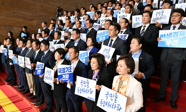 더불어민주당 의원들이 31일 오전 서울 여의도 국회에서 열리는 윤석열 대통령의 내년도 정부 예산안에 대한 시정연설에 앞서 로텐더홀에서 침묵 피켓 시위를 진행하고 있다. 연합뉴스