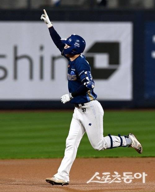 31일 경기도 수원 kt위즈파크에서 ‘2023 신한은행 SOL KBO리그’ kt 위즈와 NC 다이노스의 플레이오프 2차전 경기가 열렸다. 1회초 1사 1루에서 NC 박건우가 투런 홈런을 쏘아 올린 후 그라운드를 돌며 환호하고 있다. 수원 | 김민성 기자 marineboy@donga.com