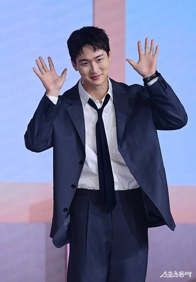 배우 장동윤이 1일 서울 종로구 JW메리어트 동대문스퀘어서울에서 열린 넷플릭스 ‘정신병동에도 아침이 와요’ 제작발표회에서 포즈를 취하고 있다. 주현희 기자 teth1147@donga.com