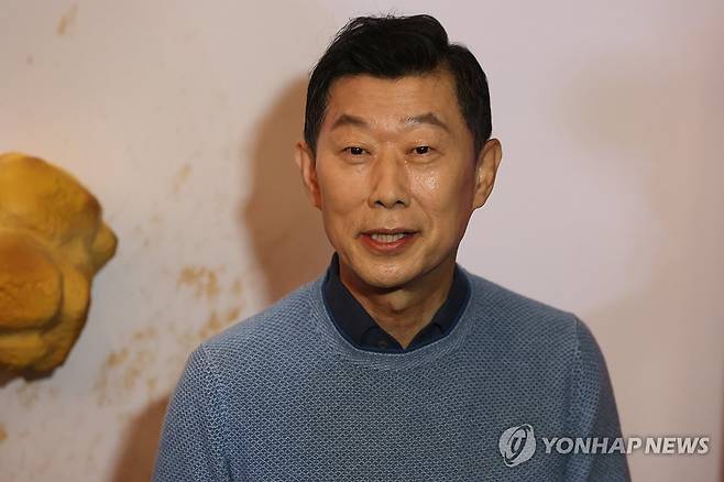 인터뷰하는 김홍국 하림 회장 (서울=연합뉴스) 강민지 기자 = 김홍국 하림그룹 회장이 1일 오전 서울 강남구 CGV청담씨네시티에서 열린 '푸디버디' 브랜드 론칭 행사에서 인터뷰를 하고 있다. 2023.11.1 mjkang@yna.co.kr