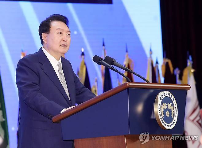 축사하는 윤석열 대통령 (서울=연합뉴스) 진성철 기자 = 윤석열 대통령이 1일 서울 강남구 코엑스에서 열린 제58회 전국여성대회에서 축사하고 있다. 2023.11.1  [대통령실통신사진기자단] zjin@yna.co.kr