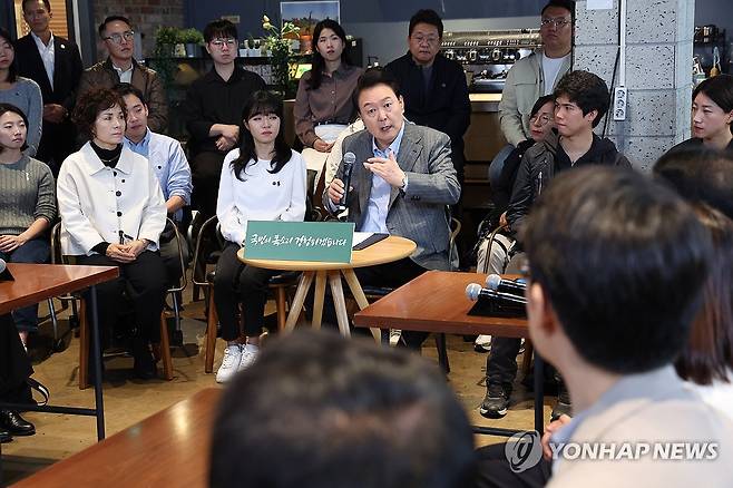 국민과 직접 대화 나선 윤석열 대통령 (서울=연합뉴스) 진성철 기자 = 윤석열 대통령이 1일 서울 마포구 한 카페에서 주부, 회사원, 소상공인 등 이 참석한 가운데 열린 제21차 비상경제민생회의에서 인사말을 하고 있다.  2023.11.1 zjin@yna.co.kr