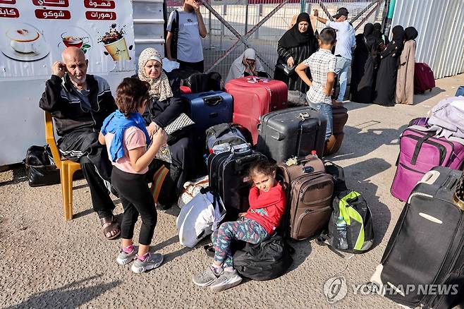 라파 국경서 대기하는 팔레스타인 주민 (라파 AFP=연합뉴스) 1일(현지시간) 팔레스타인 가자지구와 이집트 사이의 라파 국경 검문소에서 가자지구 주민들이 대기하고 있다. 카타르의 중재로 진행된 협상에서 이집트와 이스라엘, 하마스는 외국 국적자와 중상 환자의 가자지구 밖 이동 허용에 합의했다. 2023.11.01 danh2023@yna.co.kr