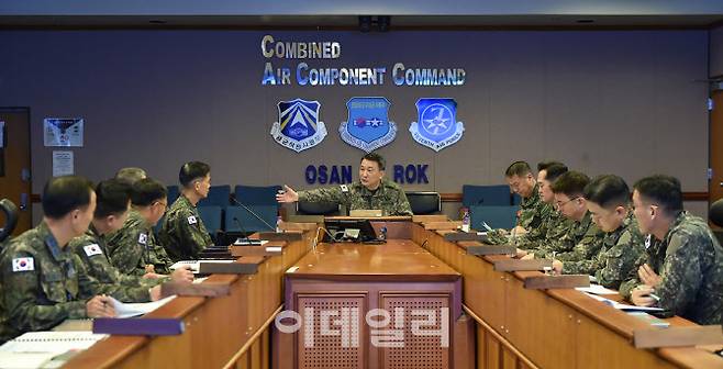 김승겸 합참의장이 공군작전사령부 한국항공우주작전본부에서 공중전력 대비태세 현황을 보고 받고 관련 언급을 하고 있다. (사진=합참)