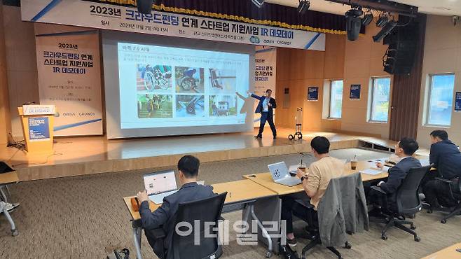 2일 성남 판교 스타트업캠퍼스에서 열린 경과원의 ‘크라우드펀딩 IR 데모데이 및 투자상담회’에서 참여 스타트업 관계자가 IR 피칭을 진행하고 있다.(사진=경기도경제과학진흥원)