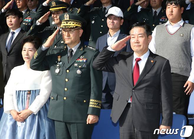 신원식 국방부 장관(오른쪽)과 박안수 육군참모총장. 2023.10.31/뉴스1 ⓒ News1 김기태 기자