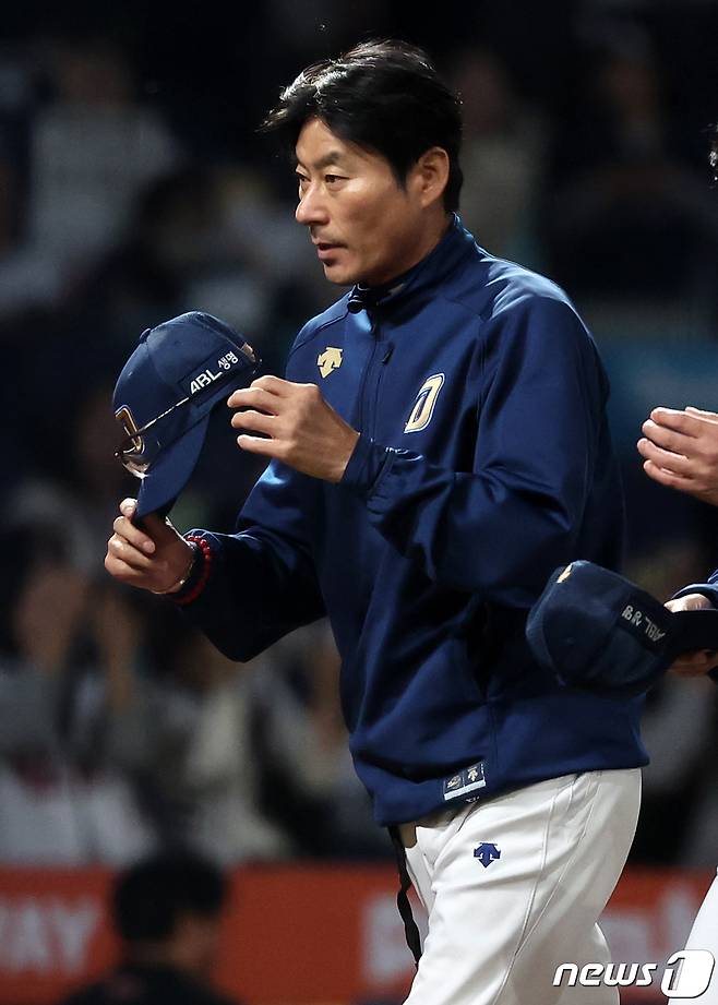 2일 오후 경남 창원시 마산회원구 양덕동 창원NC파크에서 열린 프로야구 '2023 신한은행 SOL KBO 포스트시즌' 플레이오프 3차전 kt 위즈와 NC 다이노스의 경기, 0대3으로 패배한 NC 강인권 감독이 아쉬운 표정을 지으며 그라운드를 빠져나가고 있다. 2023.11.2/뉴스1 ⓒ News1 김진환 기자