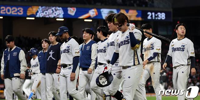 2일 오후 경남 창원시 마산회원구 양덕동 창원NC파크에서 열린 프로야구 '2023 신한은행 SOL KBO 포스트시즌' 플레이오프 3차전 kt 위즈와 NC 다이노스의 경기, 0대3으로 패배한 NC 선수들이 아쉬운 표정을 지으며 그라운드를 빠져나가고 있다. 2023.11.2/뉴스1 ⓒ News1 김진환 기자