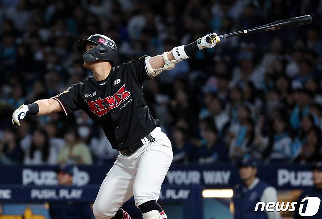 2일 오후 경남 창원시 마산회원구 양덕동 창원NC파크에서 열린 프로야구 '2023 신한은행 SOL KBO 포스트시즌' 플레이오프 3차전 NC 다이노스와 kt 위즈의 경기 2회초 1사 주자 1루 상황 kt 배정대가 투런홈런을 날리고 있다. 2023.11.2/뉴스1 ⓒ News1 박정호 기자