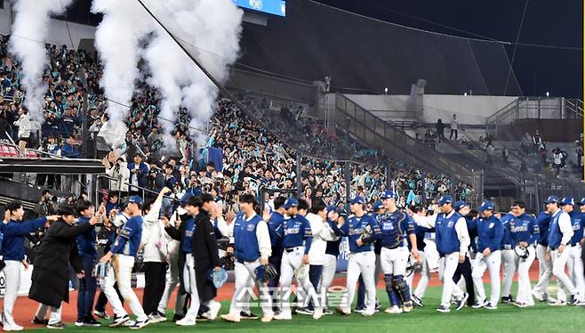 NC 강인권 감독이 31일 수원KT위즈파크에서 열린 2023 KBO 플레이오프 2차전 KT전 승리한 후 선수들과 자축하고 있다. 2023.10.31. 수원 | 강영조기자 kanjo@sportsseoul.com