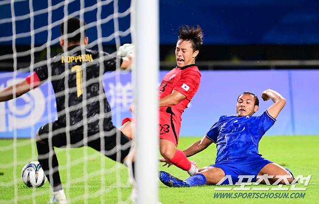 21일 오후 중국 진화스타디움에서 열린 항저우아시아게임 남자축구 예선 2차전 대한민국과 태국의 경기. 슈팅을 시도하고 있는 대표팀 고영준. 진화(중국)=송정헌 기자songs@sportschosun.com/2023.09.21/