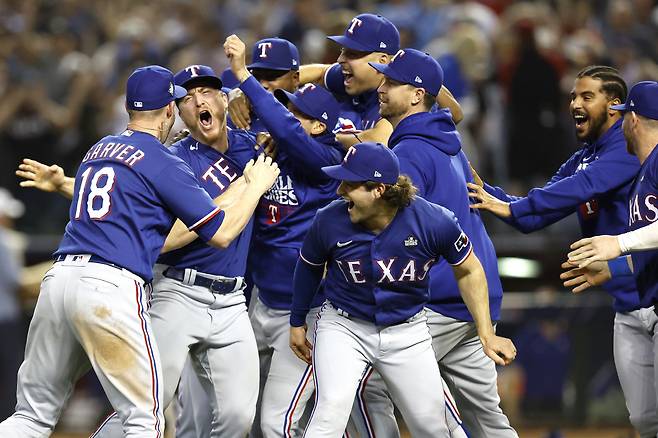 텍사스 레인저스 선수들이 창단 첫 월드시리즈 우승을 확정한 뒤 서로 얼싸안고 기뻐하고 있다. EPA연합뉴스