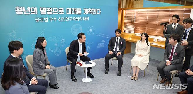 윤석열 대통령이 2일 대전 유성구 한국표준과학연구원에서 열린 글로벌 우수 신진 연구자와의 대화에서 발언하고 있다. 2023.11.02.