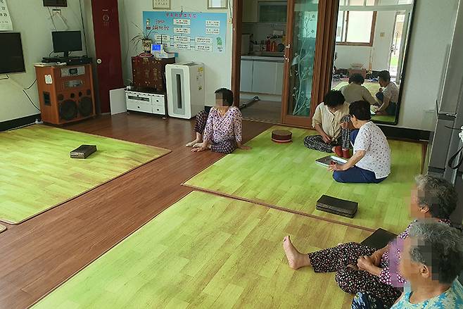 경기도 여주시 대신면 옥촌3리 경로당에 마을 어르신들이 모여 쉬고 있다. (사진=저작권자(c) 연합뉴스, 무단 전재-재배포 금지)