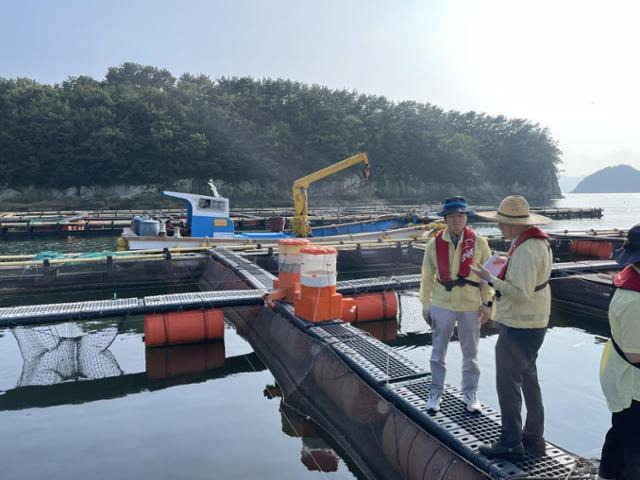 8월 21일 경남 통영시 산양해역 고수온 피해 가두리양식장에서 관계자들이 고수온 대응장비를 점검하고 있다. 경남도 제공