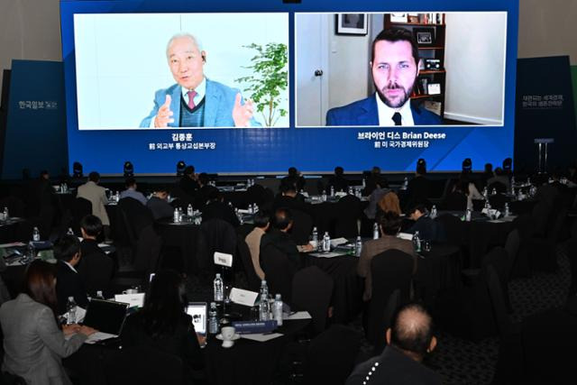 2일 서울 용산구 드래곤시티호텔에서 '재편되는 세계경제, 한국의 생존전략은' 주제로 열린 '2023 코라시아포럼' 첫 번째 세션 '글로벌 경제질서 재편 1. 미국의 시각'에서 브라이언 디스(오른쪽) 미 국가경제위원장과 김종훈 전 외교부 통상교섭본부장이 대담을 하고 있다. 최주연 기자