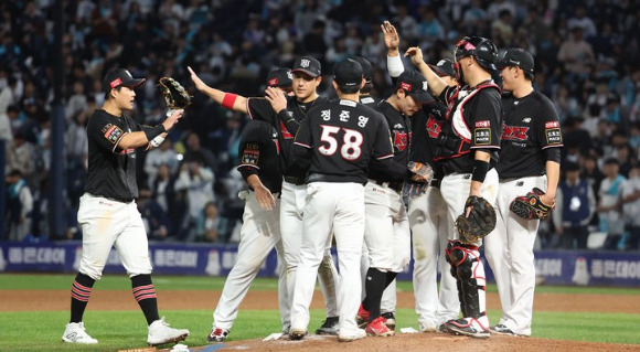 2일 창원 NC파크에서 열린 2023 KBO 플레이오프 KT 위즈와 NC 다이노스의 3차전 경기, KT 선수들이 이날 3-0 승리를 거둔 뒤 기뻐하고 있다. [사진=뉴시스]