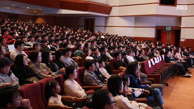 오늘(2일) 한라아트홀 대극장에서 '인공지능(AI) 로봇 시대, 우리는 어떻게 맞이할 것인가?'를 주제로 열린 세계시민 아카데미