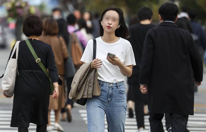 서울 종로구 세종대로 인근에서 가벼운 옷차림을 한 시민들이 이동하고 있다. 뉴시스