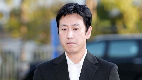 마약 투약 혐의를 받는 배우 이선균이 지난달 28일 소환조사를 받기 위해 인천 남동구 인천논현경찰서로 들어서고 있다. 뉴스1