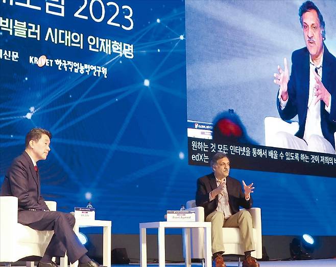 이주호 부총리 겸 교육부 장관(왼쪽)과 아난트 아가르왈 에드엑스 창립자 겸 미국 매사추세츠공과대(MIT) 전기공학 및 컴퓨터과학과 교수가 1일 ‘글로벌인재포럼 2023’에서 ‘디지털 전환과 교육의 미래’를 주제로 대담하고 있다. 이 부총리와 아가르왈 교수는 빅블러 시대에 맞춰 교육 대변혁을 일으켜야 한다는 데 뜻을 모았다.  /김병언 기자