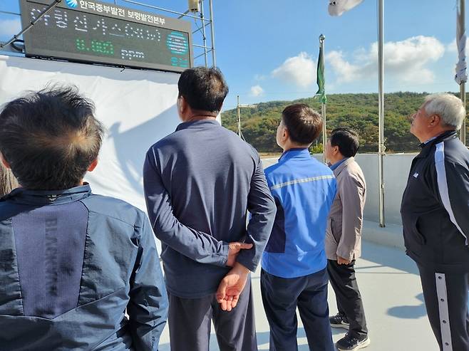 충남 보령시 오천면 교성1리 마을회관 앞에 설치된 ‘마을 대기 측정망 옥외전광판’을 주민들이 보고 있다. 충청남도 제공