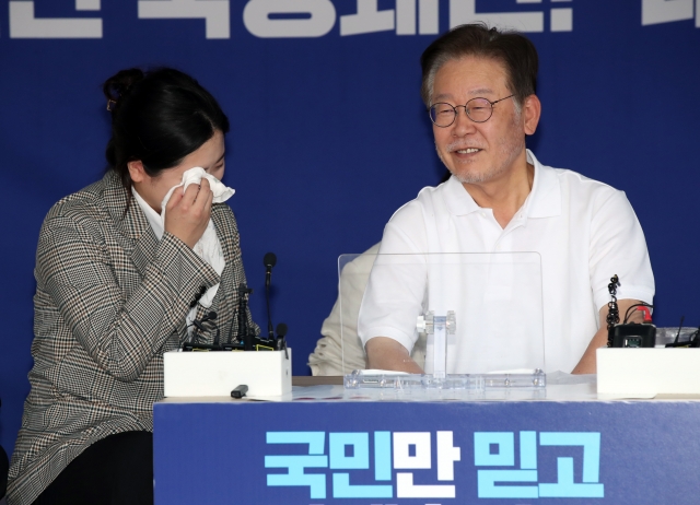박지현 전 더불어민주당 비상대책위원장이 지난 9월 11일 국회 본청 앞에서 단식투쟁하는 이재명 대표를 만나 눈물을 흘리고 있다. 뉴시스