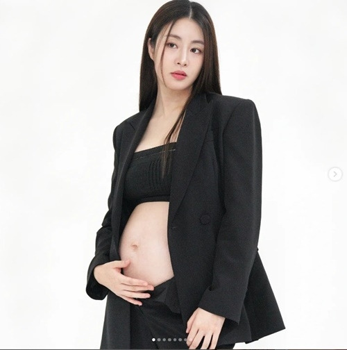 배우 강소라가 만삭화보 비하인드 컷을 공개해 관심을 받았다. 사진=강소라 SNS