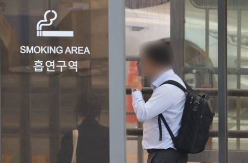 서울역 광장에 마련된 흡연구역에서 시민들이 흡연을 하고 있다. [사진 출처 = 연합뉴스]