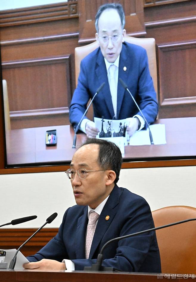 추경호 경제부총리 겸 기획재정부 장관이 2일 서울 종로구 정부서울청사에서 열린 비상경제장관회의 겸 물가관계장관회의에 참석해 모두발언을 하고 있다. 임세준 기자