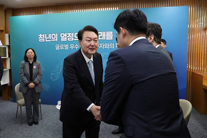 윤석열 대통령이 2일 대전시 유성구 한국표준과학연구원에서 열린 글로벌 우수 신진 연구자들과 대화에서 참석자들과 악수하고 있다. [연합]