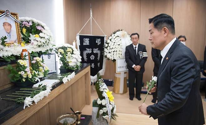 [서울=뉴시스] 신원식 국방부장관이 2일 오후, 국군수도병원에 마련된 귀환 국군포로 고 김성태 옹의 빈소를 찾아 고인의 영정 앞에 헌화를 하며 조의를 표하고 있다. (사진=국방부 제공) 2023.11.02. photo@newsis.com *재판매 및 DB 금지