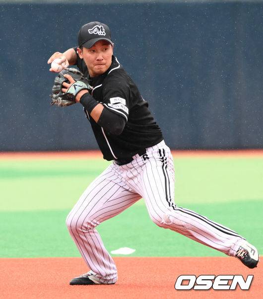 [OSEN=곤지암, 조은정 기자] 28일 경기도 광주 곤지암 팀 업 캠퍼스에서2024 KBO&nbsp;신인 드래프트 트라이아웃이 열렸다.내야수 황영묵이 수비 테스트를 받고 있다. 2023.08.28 /cej@osen.co.kr