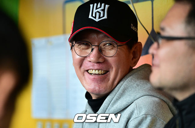 [OSEN=창원, 지형준 기자]경기를 앞두고 KT 이강철 감독이 취재진과 인터뷰를 하고 있다. 2023.11.02 /