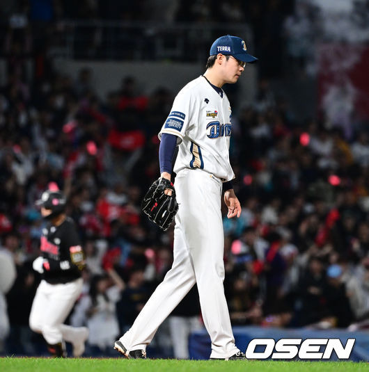 [OSEN=창원, 최규한 기자] 2일 오후 창원 NC파크에서 ‘2023 신한은행 SOL KBO 포스트시즌 플레이오프’ 3차전 NC 다이노스와 KT 위즈의 경기가 열렸다.7회초 무사 선두타자로 나선 KT 문상철에게 좌월 솔로포를 내준 NC 투수 김영규가 아쉬워하고 있다. 2023.11.02 / dreamer@osen.co.kr