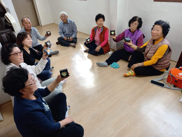 ▲전북 임실군 덕치면이 마을 경로당을 찾아 자기혈관 수치알기 교육을 진행한 뒤 기념촬영을 하고 있다. ⓒ임실군