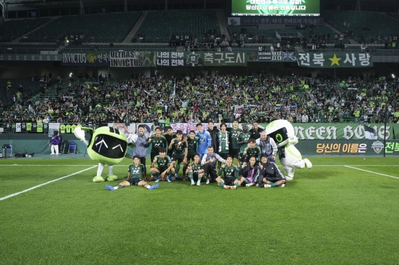 전북 현대 선수들과 단 페트레스쿠 감독이 지난 1일 대한축구협회(FA)컵 결승에 진출한 뒤 기념촬영을 하고 있다. 전북 현대 제공