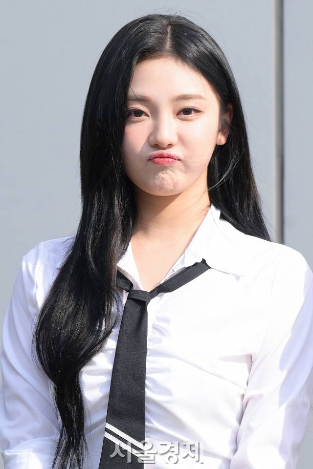 그룹 에스파(aespa) 닝닝이 2일 오전 경기도 고양시 일산 동구 JTBC 일산스튜디오에서 진행되는 '아는 형님'(아형) 녹화에 앞서 포토타임을 갖고 있다. 김규빈 기자