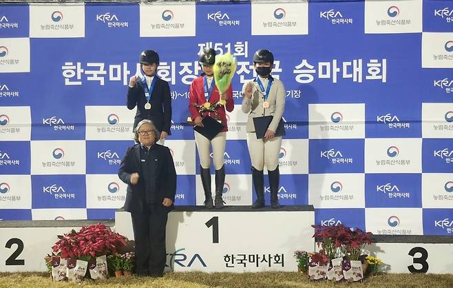 영광여자중학교 박의진 선수가 지난달 24일부터 29일까지 열린 제51회 한국마사회장배 전국승마대회 장애물 (유소년PONY)
 F Class와 E Clacc클래스에 참가해 제29경기 장애물(유소년PONY)F Class종목에서 2위를 차지해 통합 2위 
쾌거를 이뤘다. 독자제공