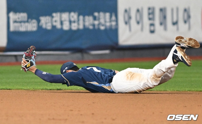 NC 김주원이 지난달 31일 수원 케이티 위즈 파크에서 열린 2023 KBO 플레이오프 2차전에서 9회 말 오윤석의 타구를 몸을 날려 잡아냈다.