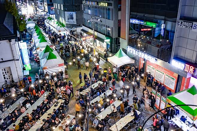 밤에도 인파로 북적이는 만두축제장 [원주시 제공.재판매 및 DB 금지]