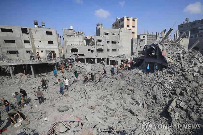 2일(현지시간) 이스라엘 공습을 받은 알부레이지 난민촌 [AFP=연합뉴스]