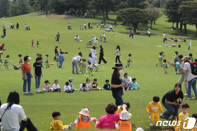 시민들과 아이들이 한 공원에서 야외활동을 즐기고 있다. 2023.5.2/뉴스1 ⓒ News1 김영운 기자