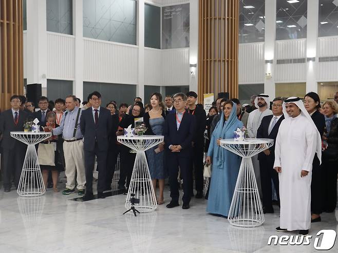 2일 아랍에미리트(UAE) 샤르자 도서청에서 주빈국 한국을 위한 환영 리셉션이 열리고 있다. 가운데 파란 드레스가 샤르자 통치자인 술탄 국왕의 딸 보두르 공주다. 전병극 문체부 제1차관과 윤철호 대한출판문화협회 회장 등 출판계 인사들이 참석했다. ⓒ 뉴스1 김정한 기자