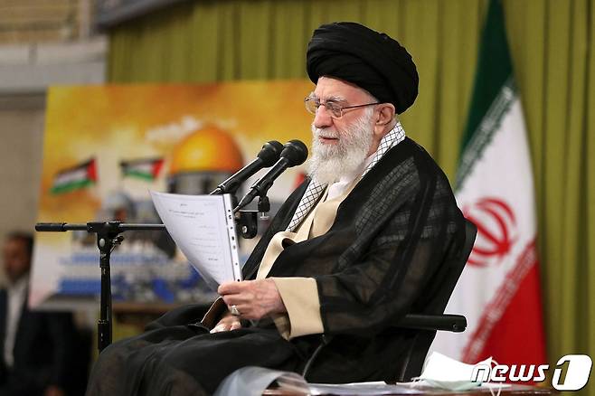 아야톨라 알리 하메네이 이란 최고지도자가 1일 (현지시간) 테헤란에서 학생들과의 모임에 참석해 "이슬람 국가들은 이스라엘과 식량과 석유 등의 교역을 중단하라”고 촉구하고 있다. 2023.11.02 ⓒ AFP=뉴스1 ⓒ News1 우동명 기자