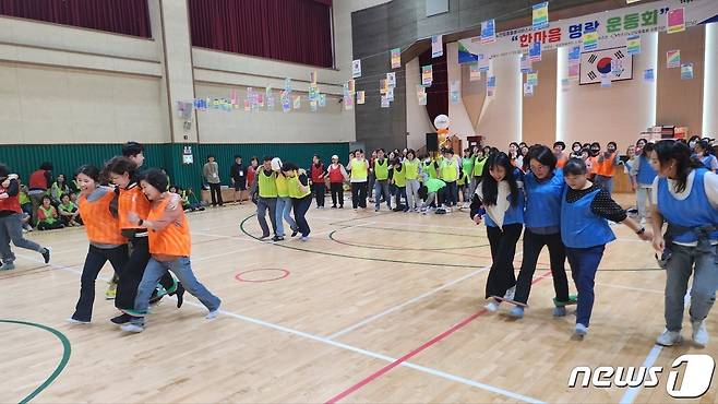 충북 청주시와 노인맞춤 돌봄서비스 수행기관이 공동으로 주관한 '노인 맞춤 돌봄서비스 종사자 한마음 명랑운동회'에서 참여자들이 2인3각 시합을 하고 있다.(청주시 제공).2023.11.3./뉴스1