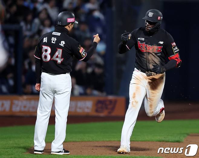 3일 오후 경남 창원시 마산회원구 양덕동 창원NC파크에서 열린 프로야구 '2023 신한은행 SOL KBO 포스트시즌' 플레이오프 4차전 kt 위즈와 NC 다이노스의 경기, kt 알포드가 8회초 선두타자로 나와 솔로홈런을 친 뒤 최민호 코치와 세리머니를 하고 있다. 2023.11.3/뉴스1 ⓒ News1 김진환 기자