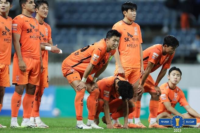 FA컵 4강전 패배 후 아쉬워하는 제주 선수단. 제공 | 대한축구협회