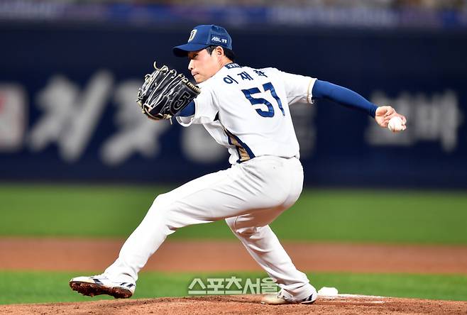 KT 이재학이 3일 창원NC파크에서 열린 2023 KBO 플레이오프 4차전 KT전에서 2회초 선발 송명기에 이어 등판했다. 2023.11.03.창원 | 강영조기자 kanjo@sportsseoul.com